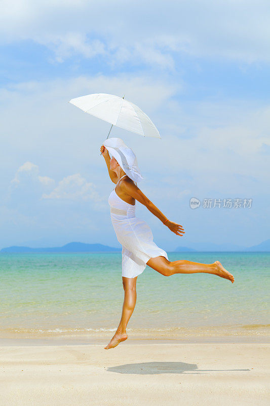 美女女孩跳在海的背景