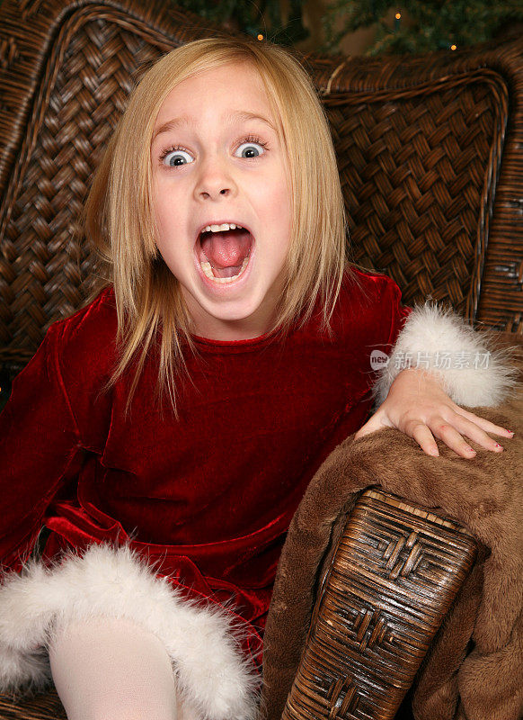 惊喜的金发小女孩在圣诞节尖叫