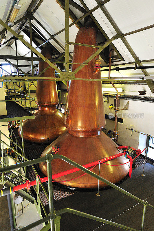 带有蒸馏器的苏格兰威士忌酿酒厂内部