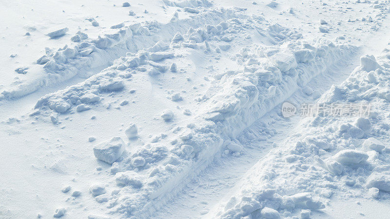 雪地乡村公路上的轮胎痕迹