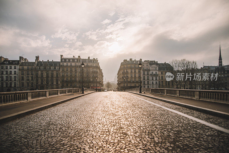 日落时分的巴黎大街