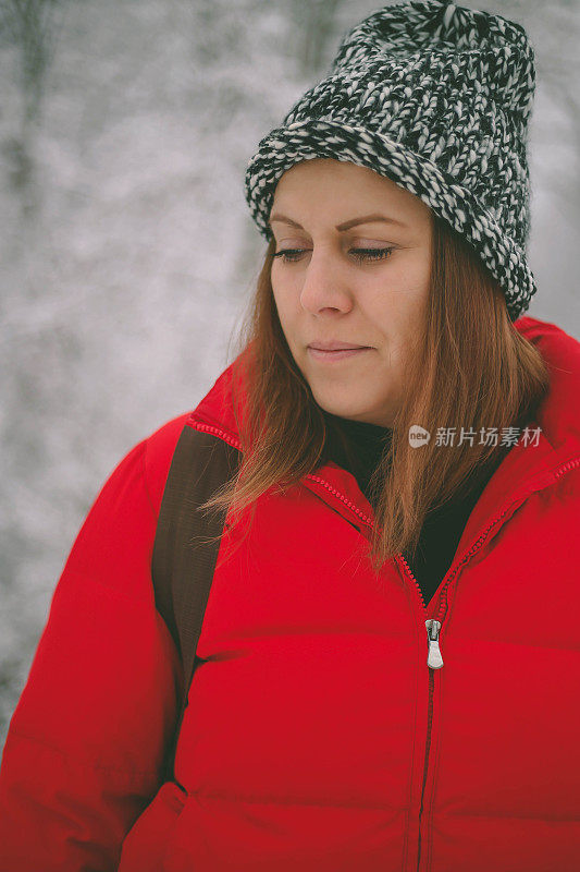 冬季运动活动。女徒步旅行者背包和雪鞋在雪地上的雪鞋