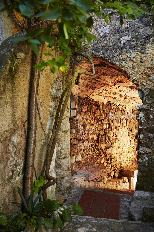 午后阳光透过粗糙的石头拱隧道，伊泽，法国
