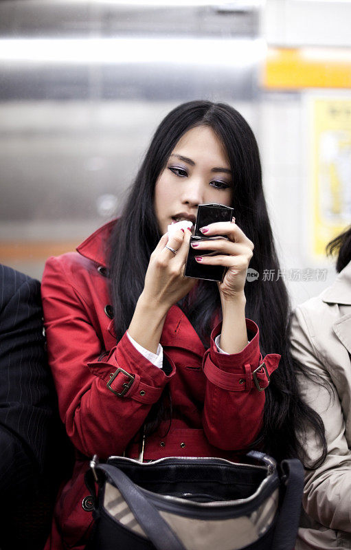 地铁里的亚洲女人