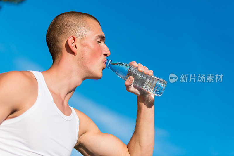 男人锻炼后喝水