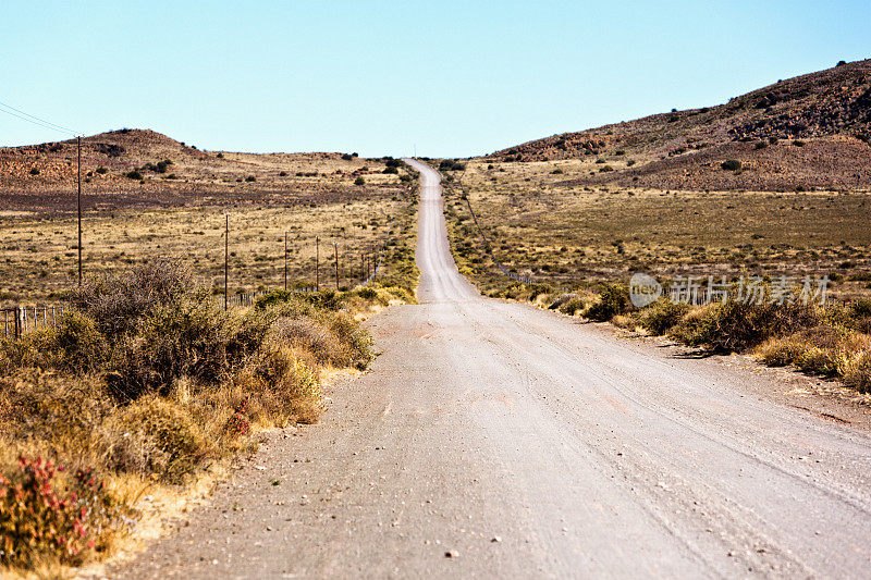 穿过西开普省卡鲁农田的漫长而孤独的道路