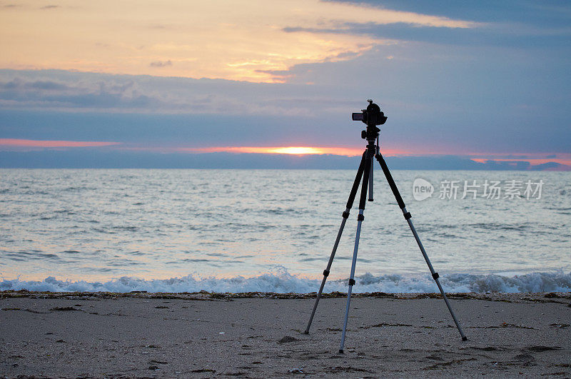 海边带三脚架的相机