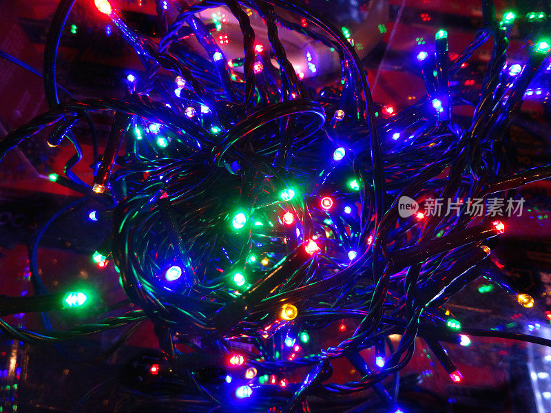 五彩缤纷的圣诞树上的仙女彩灯，闪烁着圣诞彩灯的形象