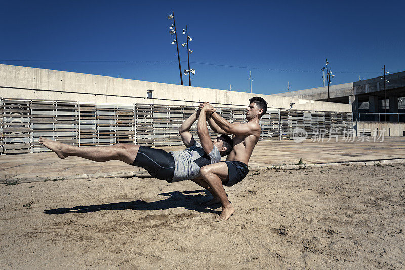 两个男人在练习健美操