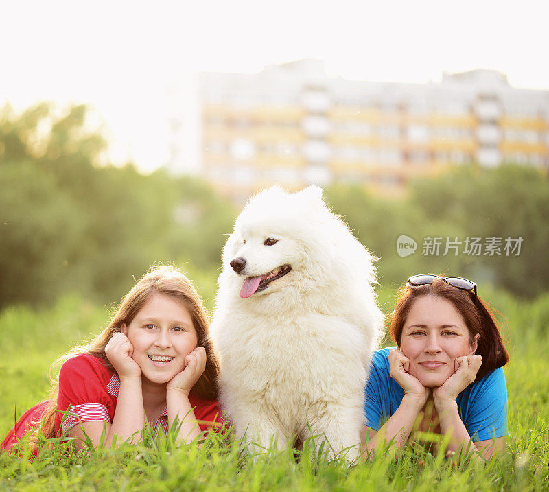 女孩和狗在公园里