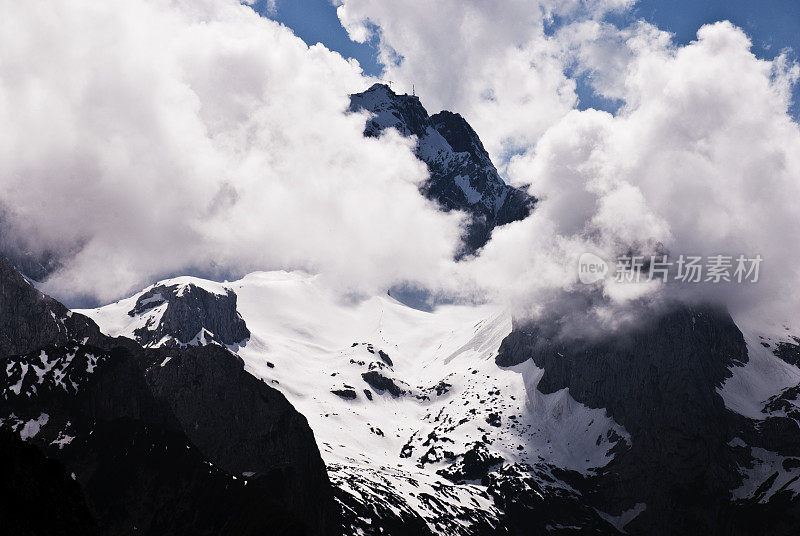 Zugspitze山顶和积雪覆盖的冰川后面的云