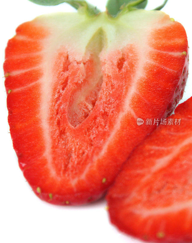 两半草莓的图像，切开，果肉内，夏季水果