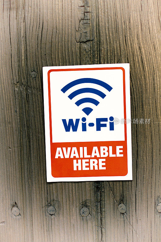 旧木门上的“Wi-Fi可用”标志