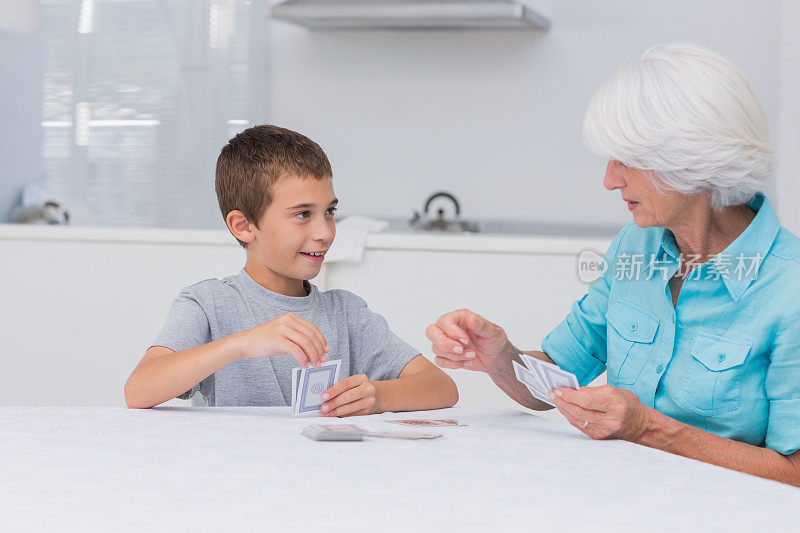 男孩和他的祖母在打牌