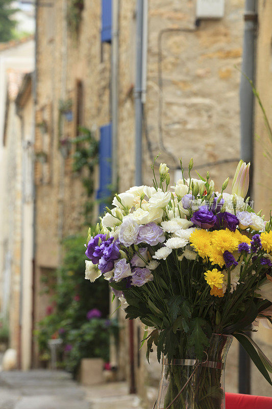 法国街道上的花束