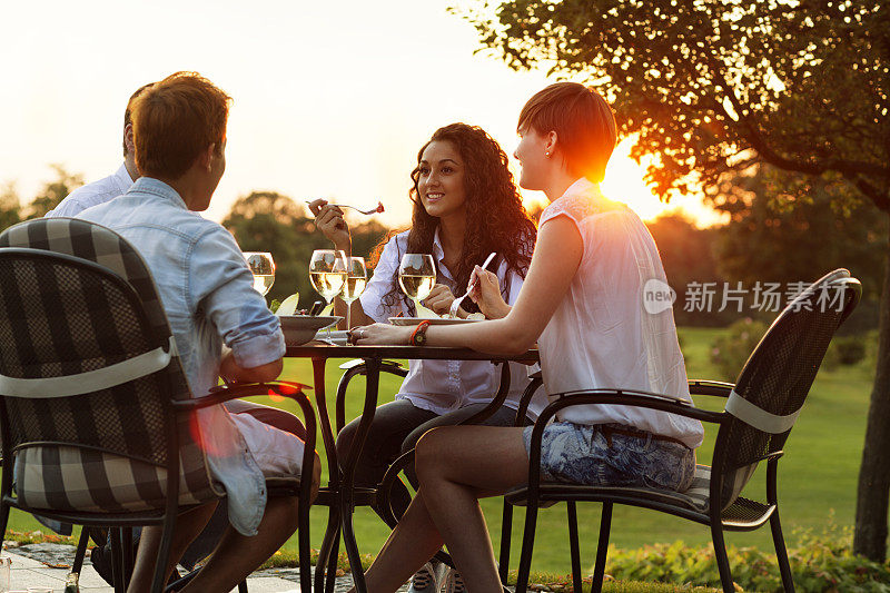 在美丽的夏夜，朋友们在一起吃晚餐