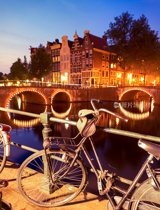 阿姆斯特丹，倚靠在栏杆上的自行车