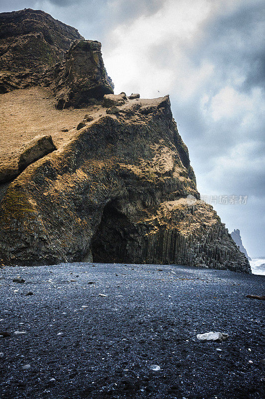 冰岛Reynisdrangar海滩的玄武岩悬崖