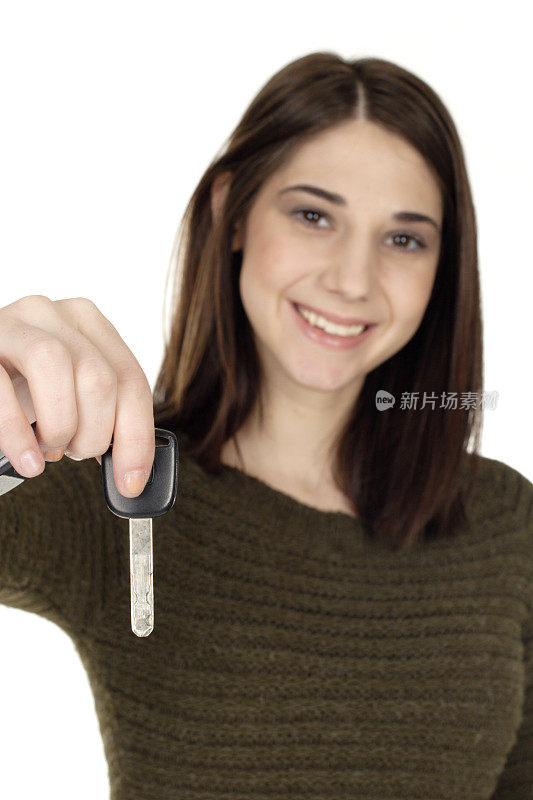 微笑的年轻女子递过车钥匙