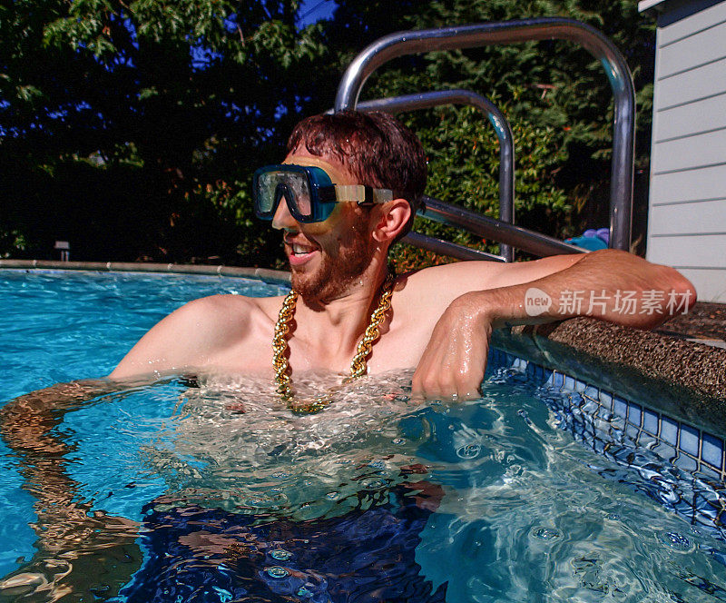 傻乎乎的温文尔雅的护目镜戴游泳池的人