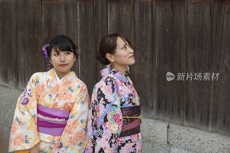 日本京都街头，穿着和服的女孩们