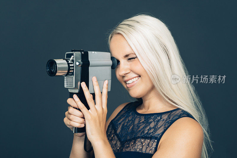 复古8mm摄像机在一个美丽的女人手中