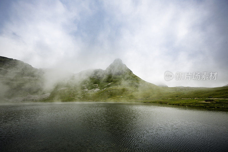 全景式的阿尔卑斯山脉与湖，在云中