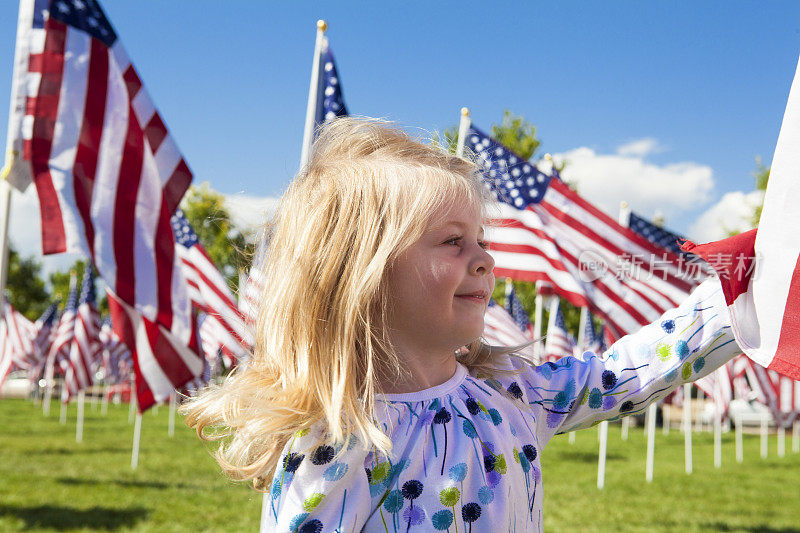 系列:小女孩在美国国旗上玩耍