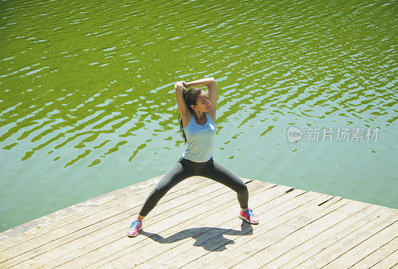 年轻女子在河边锻炼