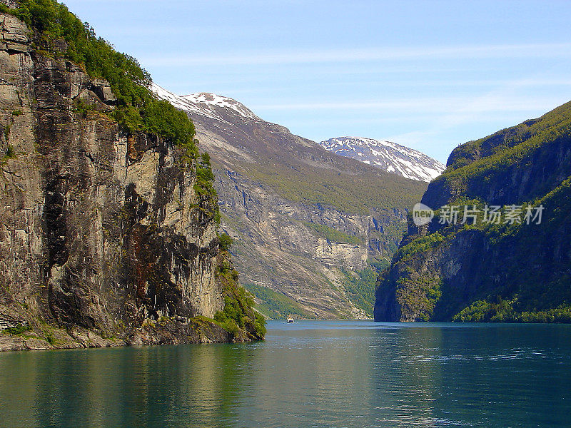 乘渡船穿越挪威令人印象深刻的峡湾，挪威引人注目的风景，斯堪的纳维亚半岛-北欧国家