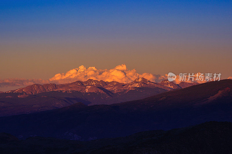 山岳与日落的Alpenglow