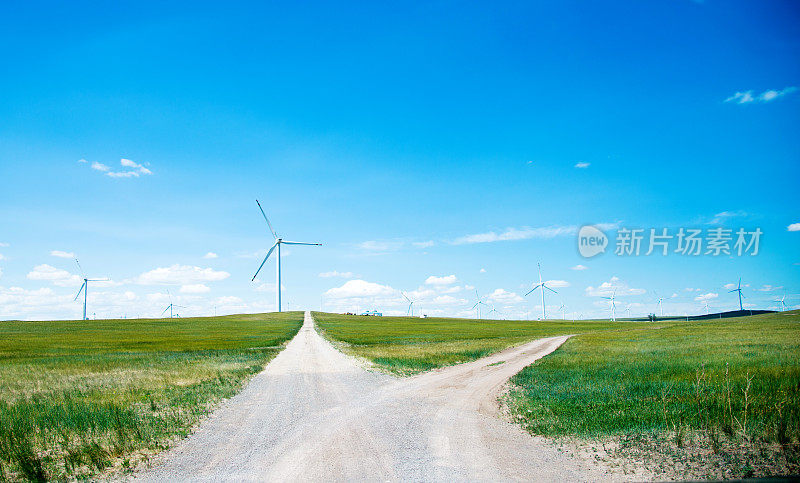 十字路口和草原上的风力发电机