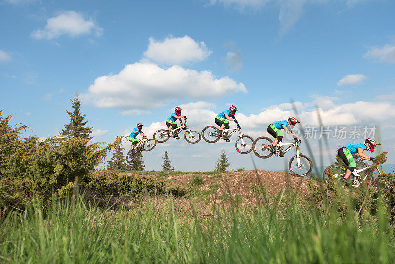 定格摄影人在半空中跳跃与mtb