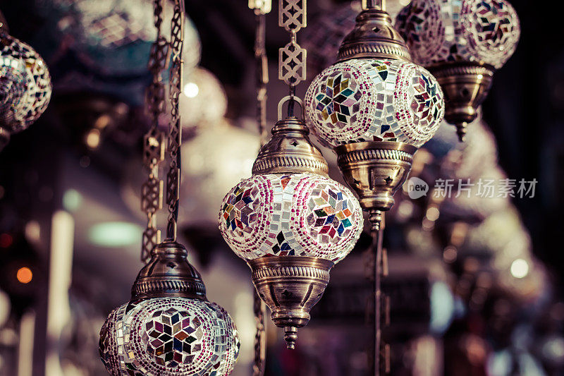 伊斯坦布尔街头商店里的传统土耳其灯