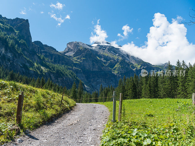 在瑞士阿尔卑斯山西门塔尔徒步旅行