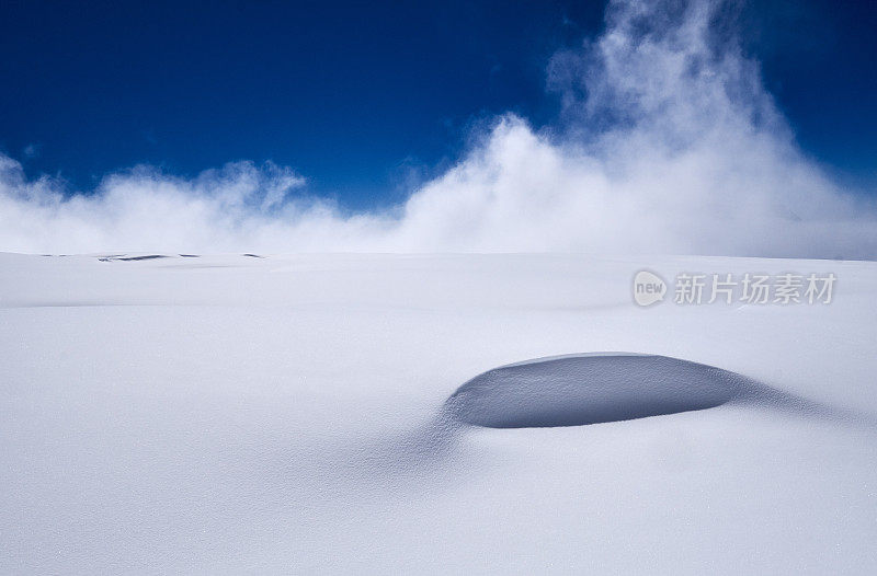 阳光明媚的日子里冰川上的雪。