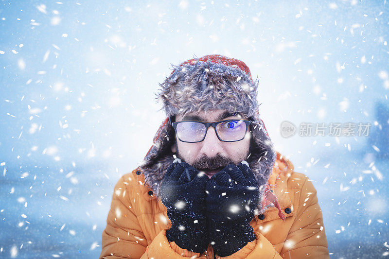 人毛茸茸的暴风雪与多云的天空和雪花