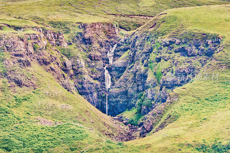 瀑布横跨精灵谷Uig岛的斯凯苏格兰
