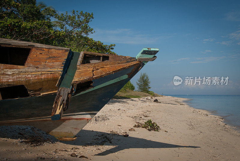 印度尼西亚吉利群岛海滩上的小船