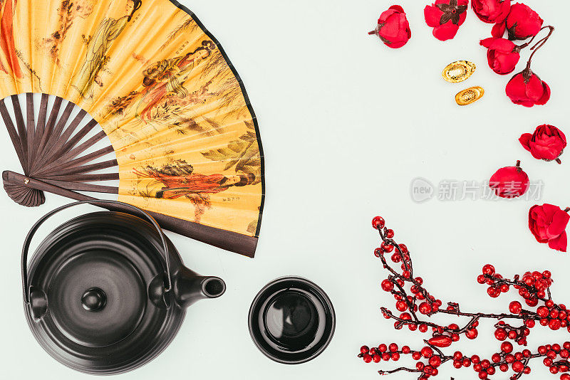 顶视图的中国新年作文与茶和手持扇孤立在白色
