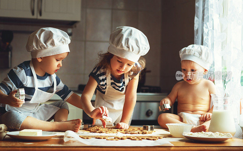 快乐的家庭，有趣的孩子在厨房烤饼干