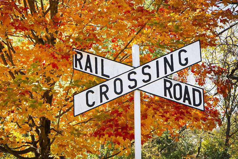 秋季铁路道口标志