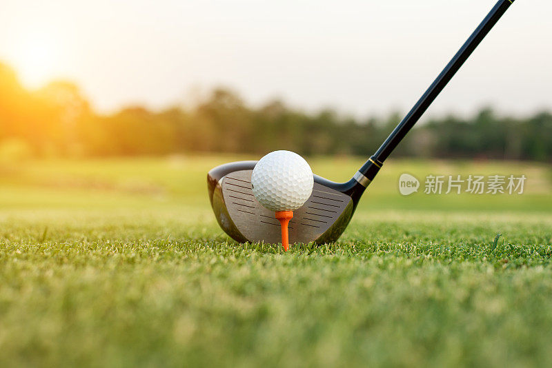 阳光下草地上的高尔夫球杆和球。近距离高尔夫俱乐部和高尔夫球。