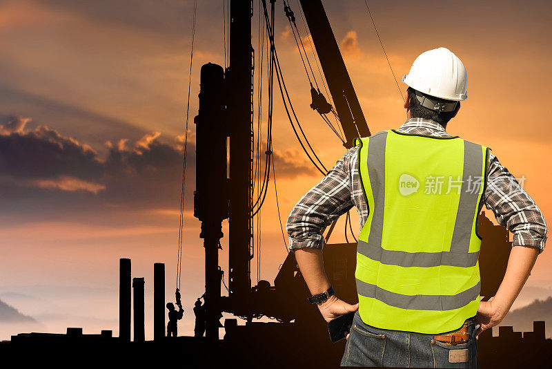 土建工程师检查施工现场混凝土打桩时的安全均匀保护