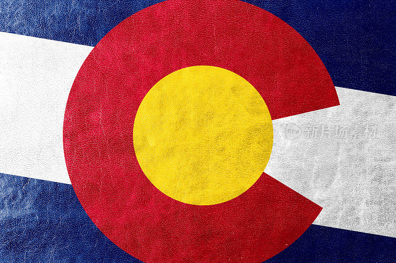 科罗拉多州旗涂在皮革纹理上