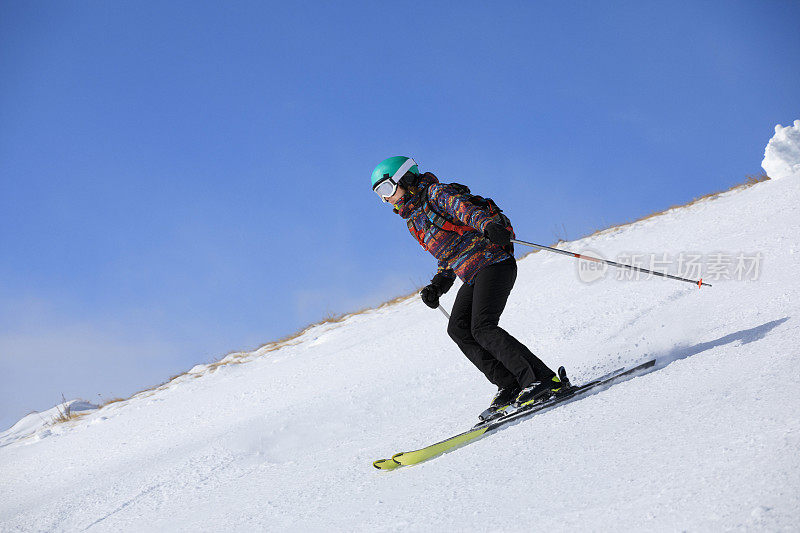 女子滑雪滑雪在阳光明媚的滑雪胜地业余冬季运动
