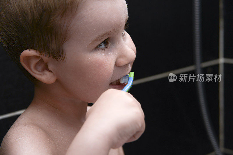 刷牙的孩子