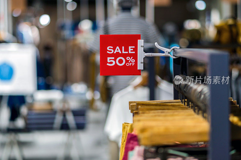 销售50%折扣模拟广告展示框架设置在服装线在购物商场，商业时尚和广告概念