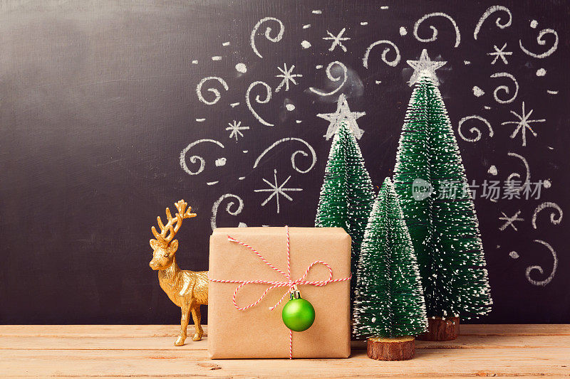 圣诞装饰和礼物盒在黑板的背景