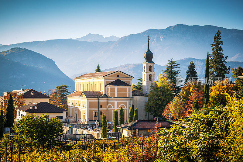 阿尔卑斯山的秋天，特伦托的教堂